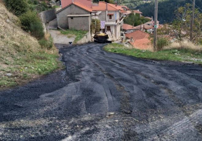 Βαλτεσινίκο | Ασφαλτόστρωση στους δρόμους και τα σοκάκια του χωριού πριν από τον χειμώνα (vd)