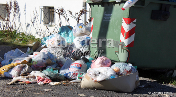 Εικόνες ντροπής με τη Βυτίνα «πνιγμένη» στα σκουπίδια! (video)