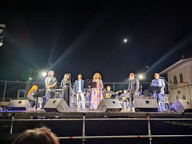 &Mu;&iota;&alpha; &xi;&epsilon;&chi;&omega;&rho;&iota;&sigma;&tau;ή &beta;&rho;&alpha;&delta;&iota;ά &alpha;&phi;&iota;&epsilon;&rho;&omega;&mu;έ&nu;&eta; &sigma;&tau;&omicron;&nu; &alpha;&pi;ό&delta;&eta;&mu;&omicron; &Epsilon;&lambda;&lambda;&eta;&nu;&iota;&sigma;&mu;ό &sigma;&tau;&eta; &Beta;&lambda;&alpha;&chi;&omicron;&kappa;&epsilon;&rho;&alpha;&sigma;&iota;ά (vd)