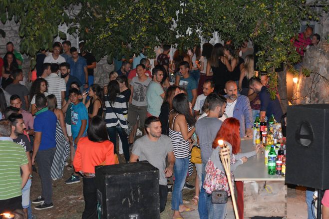 Party &kappa;&alpha;&iota; &lambda;&alpha;ϊ&kappa;ή &beta;&rho;&alpha;&delta;&iota;ά &tau;&omicron;&nu; &Alpha;ύ&gamma;&omicron;&upsilon;&sigma;&tau;&omicron; &sigma;&tau;&eta; &Delta;ό&xi;&alpha; &Gamma;&omicron;&rho;&tau;&upsilon;&nu;ί&alpha;&sigmaf;