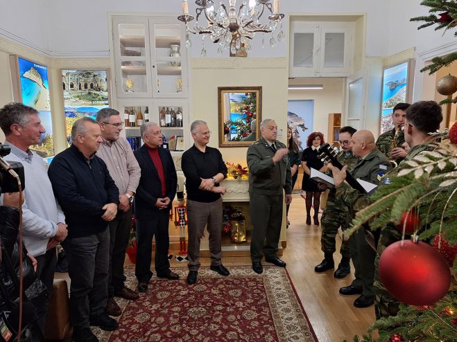 Κάλαντα και γιορτινές μελωδίες στην Περιφέρεια Πελοποννήσου |  Πτωχός: «Να σταθούμε ο ένας δίπλα στον άλλον, με σεβασμό, κατανόηση και πίστη»