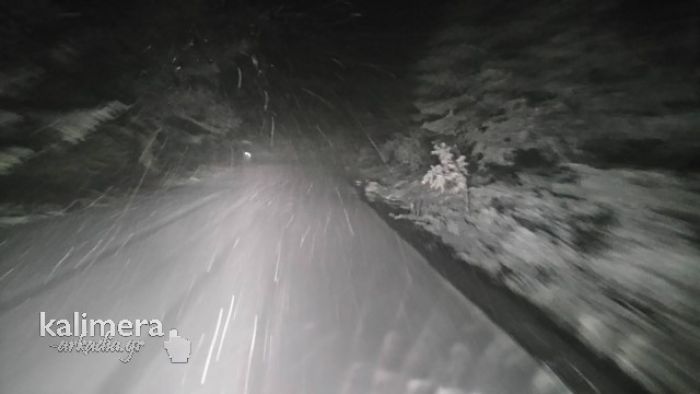 Χιονίζει στη Σκιρίτιδα – Λευκός ο δρόμος προς τις Κολλίνες (εικόνες)