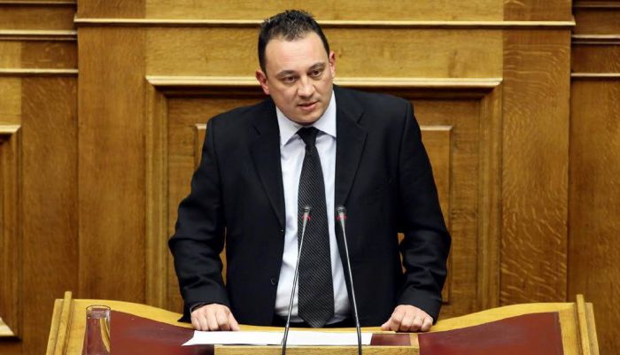 &Kappa;ώ&sigma;&tau;&alpha;&sigmaf; &Beta;&lambda;ά&sigma;&eta;&sigmaf;: &laquo;K&alpha;&tau;&alpha;&rho;&rho;έo&upsilon;&nu;-&kappa;&lambda;&epsilon;ί&nu;&omicron;&upsilon;&nu; &tau;&alpha; &Kappa;έ&nu;&tau;&rho;&alpha; &Delta;&iota;&alpha; &Beta;ί&omicron;&upsilon; &Mu;ά&theta;&eta;&sigma;&eta;&sigmaf;. &Pi;&omicron;&iota;&omicron;&sigmaf; &phi;&tau;&alpha;ί&epsilon;&iota; ά&rho;&alpha;&gamma;&epsilon;;&raquo;.