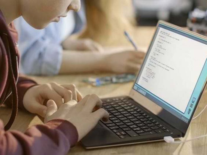 1.000 laptops &sigma;&epsilon; &mu;&alpha;&theta;&eta;&tau;έ&sigmaf; &tau;&eta;&sigmaf; &Pi;&epsilon;&lambda;&omicron;&pi;&omicron;&nu;&nu;ή&sigma;&omicron;&upsilon; &alpha;&pi;ό &tau;&eta;&nu; &Pi;&epsilon;&rho;&iota;&phi;έ&rho;&epsilon;&iota;&alpha;!