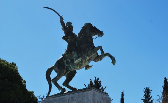 &Kappa;&alpha;&tau;&sigma;ί&rho;&eta;&sigmaf; | &Omicron; &alpha;&nu;&delta;&rho;&iota;ά&nu;&tau;&alpha;&sigmaf; &tau;&omicron;&upsilon; &Theta;&epsilon;&omicron;&delta;ώ&rho;&omicron;&upsilon; &Kappa;&omicron;&lambda;&omicron;&kappa;&omicron;&tau;&rho;ώ&nu;&eta; &sigma;&tau;&eta;&nu; &Pi;&lambda;&alpha;&tau;&epsilon;ί&alpha; Ά&rho;&epsilon;&omega;&sigmaf;: &epsilon;ύ&lambda;&omicron;&gamma;&alpha; &epsilon;&rho;&omega;&tau;ή&mu;&alpha;&tau;&alpha; &gamma;&iota;&alpha; &tau;&eta; &sigma;&upsilon;&nu;&tau;ή&rho;&eta;&sigma;&eta;, &tau;&omicron; &kappa;ό&sigma;&tau;&omicron;&sigmaf; &kappa;&alpha;&iota; &tau;&eta; &theta;&epsilon;&sigma;&mu;&iota;&kappa;ή &pi;&rho;&omicron;&sigma;&tau;&alpha;&sigma;ί&alpha; &tau;&omicron;&upsilon;