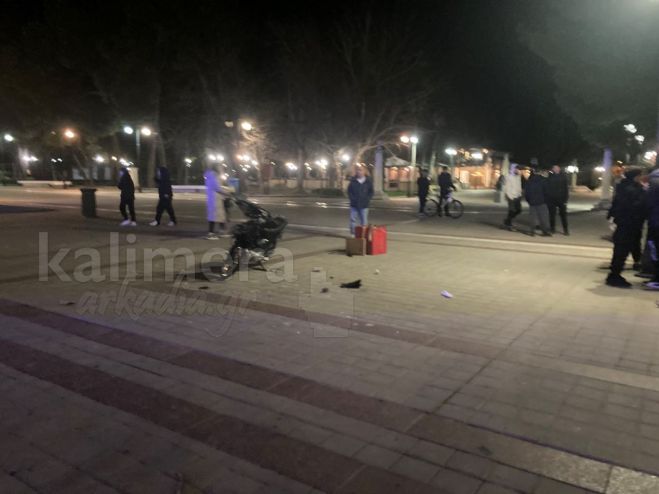 &Tau;&rho;ί&pi;&omicron;&lambda;&eta; | &laquo;&Omicron; &kappa;ό&sigma;&mu;&omicron;&sigmaf; ή&tau;&alpha;&nu; &sigma;&omicron;&kappa;&alpha;&rho;&iota;&sigma;&mu;έ&nu;&omicron;&sigmaf; &alpha;&pi;ό &tau;&omicron; &alpha;&tau;ύ&chi;&eta;&mu;&alpha; &kappa;&alpha;&iota; &tau;&alpha; &alpha;ί&mu;&alpha;&tau;&alpha; &tau;&omicron; &beta;&rho;ά&delta;&upsilon; &sigma;&tau;&eta;&nu; &pi;&lambda;&alpha;&tau;&epsilon;ί&alpha; Ά&rho;&epsilon;&omega;&sigmaf;&raquo;