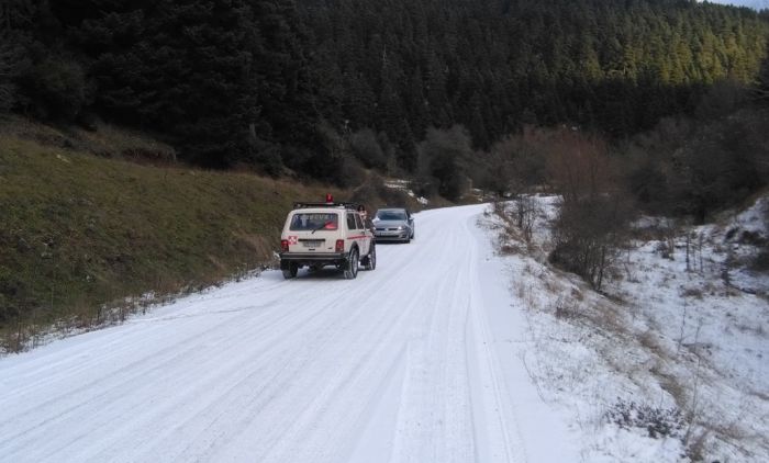 Γορτυνία: Αυτοκίνητα εγκλωβίστηκαν στον πάγο - Ρυμουλκήθηκαν από εθελοντές πολιτικής προστασίας (εικόνες)