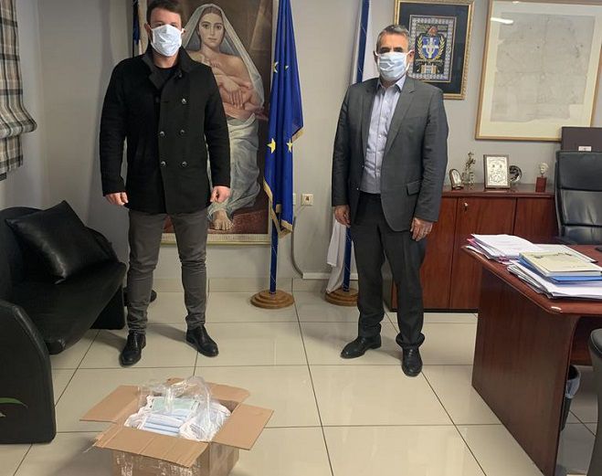 &Omicron; &epsilon;&pi;&iota;&chi;&epsilon;&iota;&rho;&eta;&mu;&alpha;&tau;ί&alpha;&sigmaf; &kappa;. &Chi;&alpha;&rho;&alpha;&lambda;&alpha;&mu;&pi;ό&pi;&omicron;&upsilon;&lambda;&omicron;&sigmaf; &pi;&rho;ό&sigma;&phi;&epsilon;&rho;&epsilon; &upsilon;&phi;&alpha;&sigma;&mu;ά&tau;&iota;&nu;&epsilon;&sigmaf; &mu;ά&sigma;&kappa;&epsilon;&sigmaf; &gamma;&iota;&alpha; &tau;&iota;&sigmaf; &upsilon;&pi;&eta;&rho;&epsilon;&sigma;ί&epsilon;&sigmaf; &tau;&omicron;&upsilon; &Delta;ή&mu;&omicron;&upsilon; - &Tau;&zeta;&iota;&omicron;ύ&mu;&eta;&sigmaf;: "&Alpha;&xi;&iota;έ&pi;&alpha;&iota;&nu;&eta; &pi;&rho;&omega;&tau;&omicron;&beta;&omicron;&upsilon;&lambda;ί&alpha;"