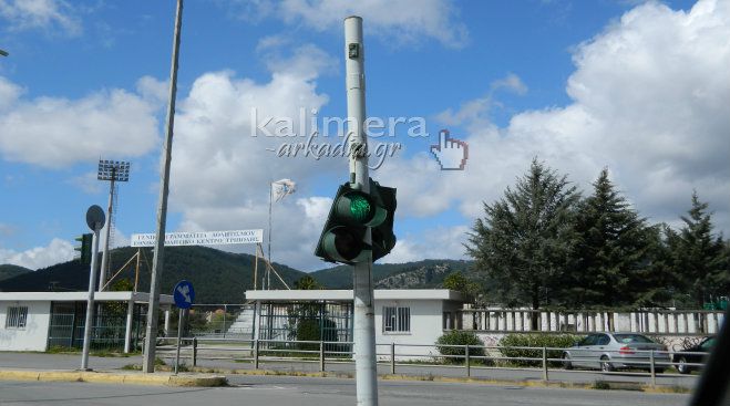 Φανάρι σε ρόλο...πολυέλαιου στην Τρίπολη!