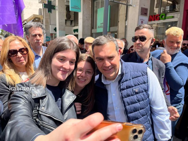 Selfie με πιτσιρικάδες ο Τσίπρας στην Τρίπολη | Η συνάντηση με τον ... Ερνέστο - «Νόμιζα πως μόνο ο γιος μου λέγεται έτσι» (vd)