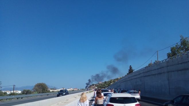 Φωτιά σε όχημα στην Εθνική Οδό &quot;Αθηνών – Πατρών&quot; (vd)