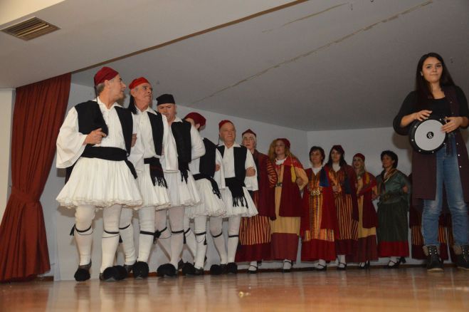&Mu;&epsilon; &chi;&omicron;&rho;&omicron;ύ&sigmaf; &kappa;&alpha;&iota; &tau;&rho;&alpha;&gamma;&omicron;ύ&delta;&iota;&alpha; &eta; &kappa;&omicron;&pi;ή &pi;ί&tau;&alpha;&sigmaf; &tau;&omega;&nu; &Alpha;&rho;&kappa;ά&delta;&omega;&nu; &Iota;&lambda;ί&omicron;&upsilon;! (&epsilon;&iota;&kappa;ό&nu;&epsilon;&sigmaf;)