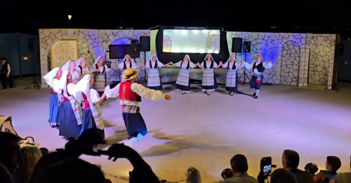 Πλήθος κόσμου στο "Πανηγύρι του Καραγκιόζη" με τον Θυρεάτη και τον Σ. Καμπισιούλη