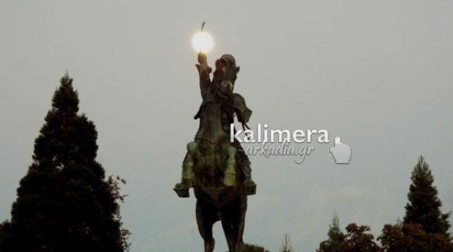 Ο Κολοκοτρώνης «καρφώνει» με το σπαθί του το φεγγάρι της Τρίπολης! (εικόνες)