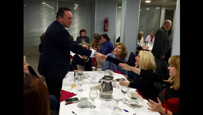 &Sigma;&epsilon; &pi;ί&tau;&epsilon;&sigmaf; &Alpha;&rho;&kappa;&alpha;&delta;&iota;&kappa;ώ&nu; &sigma;&upsilon;&lambda;&lambda;ό&gamma;&omega;&nu; &omicron; &Beta;&lambda;ά&sigma;&eta;&sigmaf; (&epsilon;&iota;&kappa;ό&nu;&epsilon;&sigmaf;)