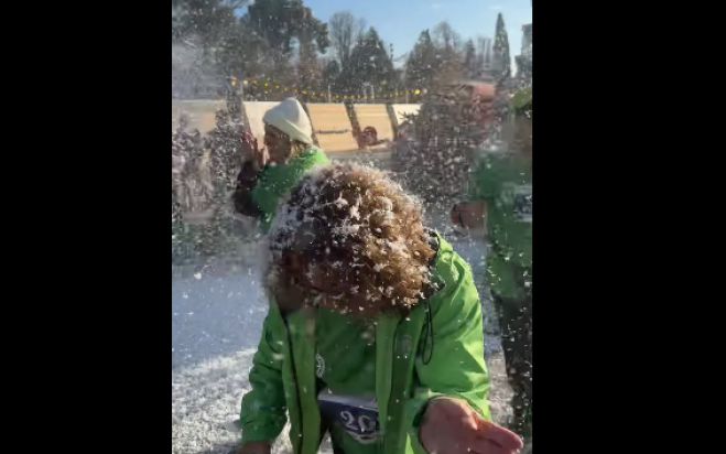 Το πρώτο &quot;χιόνι&quot; στο Χριστουγεννιάτικο Χωριό της Τρίπολης! (vd)