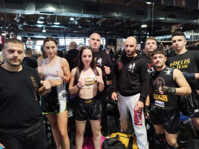 &Alpha;&theta;&lambda;&eta;&tau;έ&sigmaf; &alpha;&pi;ό &tau;&eta;&nu; &Tau;&rho;ί&pi;&omicron;&lambda;&eta; &sigma;&upsilon;&mu;&mu;&epsilon;&tau;&epsilon;ί&chi;&alpha;&nu; &sigma;&epsilon; &alpha;&gamma;ώ&nu;&epsilon;&sigmaf; &epsilon;&mu;&pi;&epsilon;&iota;&rho;ί&alpha;&sigmaf; kickboxing (&epsilon;&iota;&kappa;ό&nu;&epsilon;&sigmaf;)