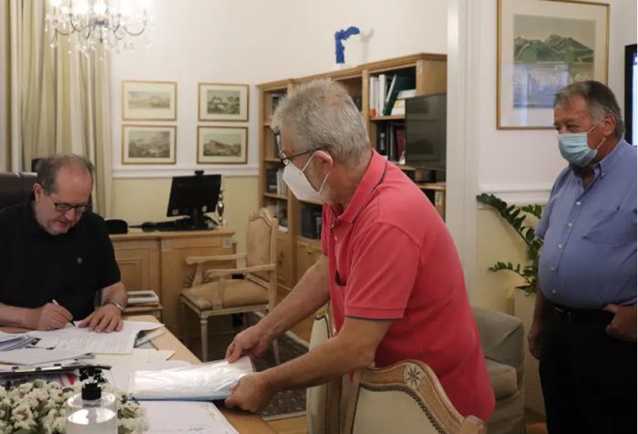 &Delta;ύ&omicron; &nu;έ&alpha; έ&rho;&gamma;&alpha; &gamma;&iota;&alpha; &Gamma;&omicron;&rho;&tau;&upsilon;&nu;ί&alpha; &kappa;&alpha;&iota; &Beta;&alpha;&lambda;&tau;έ&tau;&sigma;&iota;!
