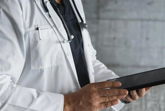 Σε αναστολή των καθηκόντων του ο γιατρός που ζήτησε «φακελάκι» στη Θεσσαλονίκη