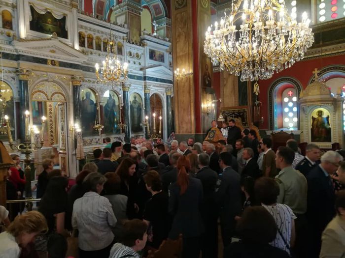 &Eta; &laquo;&Eta;&mu;έ&rho;&alpha; &pi;&rho;&omicron;&sigmaf; &tau;&iota;&mu;ή&nu; &tau;&omega;&nu; &Alpha;&pi;&omicron;&sigma;&tau;&rho;ά&tau;&omega;&nu;&raquo; &gamma;&iota;&omicron;&rho;&tau;ά&sigma;&tau;&eta;&kappa;&epsilon; &sigma;&tau;&eta;&nu; &Tau;&rho;ί&pi;&omicron;&lambda;&eta; (&epsilon;&iota;&kappa;ό&nu;&epsilon;&sigmaf;)