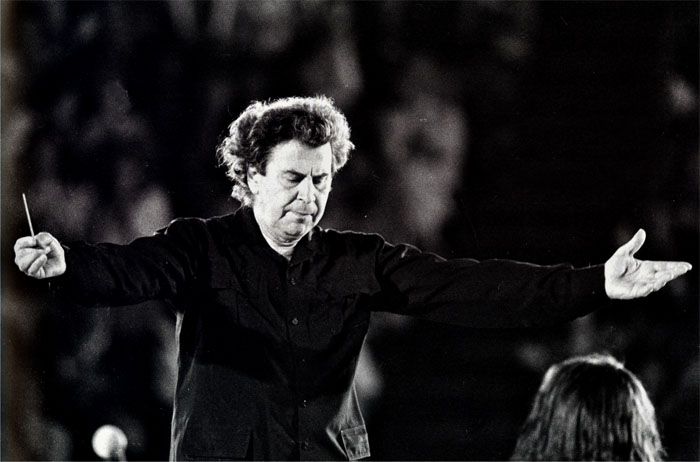 &Mu;ί&kappa;&eta;&sigmaf; &Theta;&epsilon;&omicron;&delta;&omega;&rho;ά&kappa;&eta;&sigmaf;: &Eta; &Tau;&rho;ί&pi;&omicron;&lambda;&eta; &kappa;&alpha;&iota; &eta; &Kappa;&alpha;&sigma;&sigma;&iota;ά&nu;&eta;