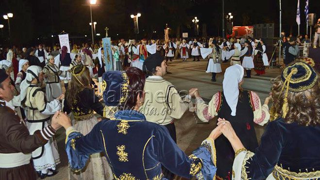 Παραδοσιακοί χοροί για την επέτειο της Άλωσης στην Πλατεία Άρεως (εικόνες – βίντεο)