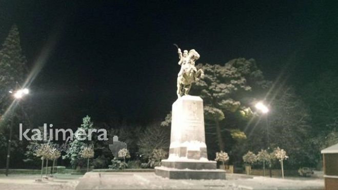 &Nu;ύ&chi;&tau;&omega;&sigma;&epsilon; &kappa;&alpha;&iota; ά&rho;&chi;&iota;&sigma;&epsilon; &tau;&omicron; &chi;&iota;ό&nu;&iota; &sigma;&tau;&eta;&nu; &Tau;&rho;ί&pi;&omicron;&lambda;&eta; (live)
