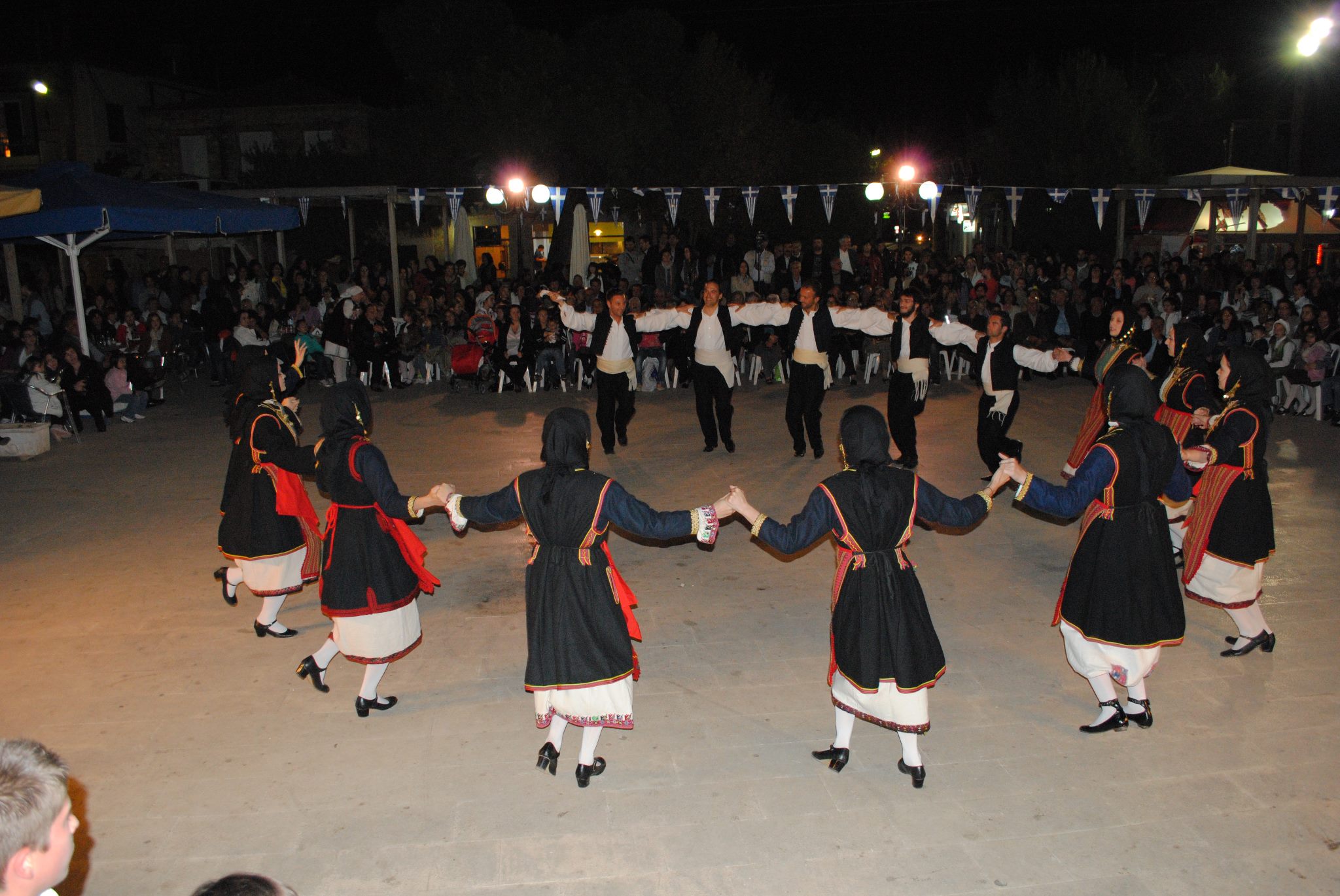 Κόβει την πίτα του Χορευτικός Σύλλογος «Θυρεάτης»