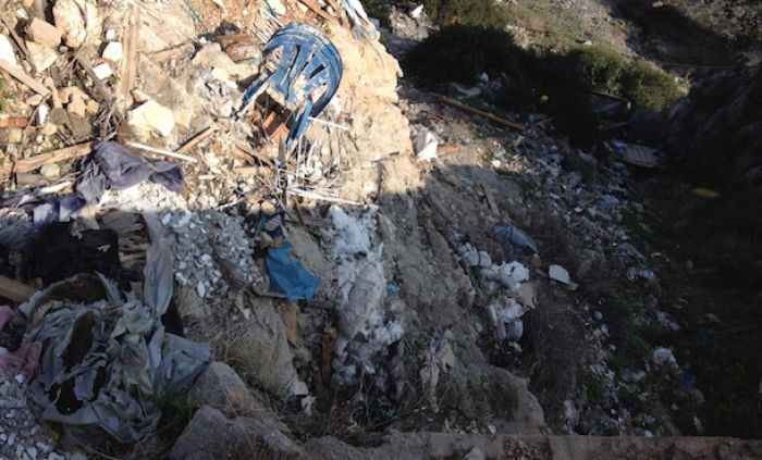Συνεχίζει να υπάρχει η ανεξέλεγκτη χωματερή δίπλα στο Αρκαδικό Χωριό (εικόνες)