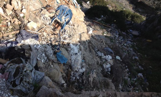 Συνεχίζει να υπάρχει η ανεξέλεγκτη χωματερή δίπλα στο Αρκαδικό Χωριό (εικόνες)
