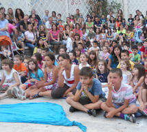 &Mu;&epsilon; &pi;&alpha;&iota;&delta;&iota;&kappa;έ&sigmaf; &phi;&omega;&nu;έ&sigmaf; &kappa;&alpha;&iota; &kappa;&omicron;&upsilon;&kappa;&lambda;&omicron;&theta;έ&alpha;&tau;&rho;&omicron; &gamma;έ&mu;&iota;&sigma;&epsilon; &eta; &laquo;&sigma;&kappa;&alpha;&kappa;&iota;έ&rho;&alpha;&raquo; &sigma;&tau;&eta;&nu; &Tau;&rho;ί&pi;&omicron;&lambda;&eta;! (video)