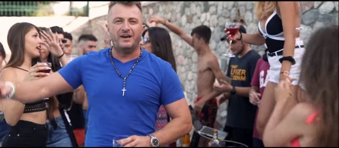 "&Theta;&alpha; &chi;&omicron;&rho;έ&psi;&omicron;&upsilon;&mu;&epsilon;" | &Nu;έ&omicron; &tau;&rho;&alpha;&gamma;&omicron;ύ&delta;&iota; &alpha;&pi;ό &tau;&omicron;&nu; &Gamma;&iota;ώ&rho;&gamma;&omicron; &Beta;&epsilon;&lambda;&iota;&sigma;&sigma;ά&rho;&eta;! (vd)