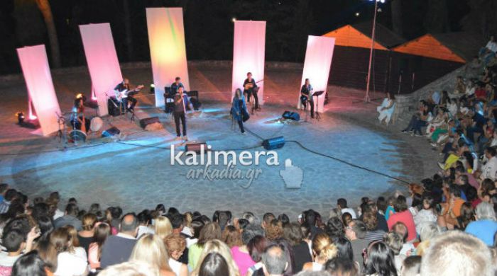 &Mu;ά&gamma;&epsilon;&psi;&epsilon; &tau;&omicron;&upsilon;&sigmaf; &theta;&epsilon;&alpha;&tau;έ&sigmaf; &eta; &pi;&alpha;&rho;ά&sigma;&tau;&alpha;&sigma;&eta; &laquo;Ό&sigma;&alpha; &lambda;έ&mu;&epsilon; &sigma;&tau;&omicron; &Phi;&epsilon;&gamma;&gamma;ά&rho;&iota;&raquo; &mu;&epsilon; &tau;&eta; &Beta;ά&nu;&alpha; &kappa;&alpha;&iota; &tau;&omicron;&nu; &Kappa;&omega;&nu;&sigma;&tau;&alpha;&nu;&tau;ί&nu;&omicron; (vd)