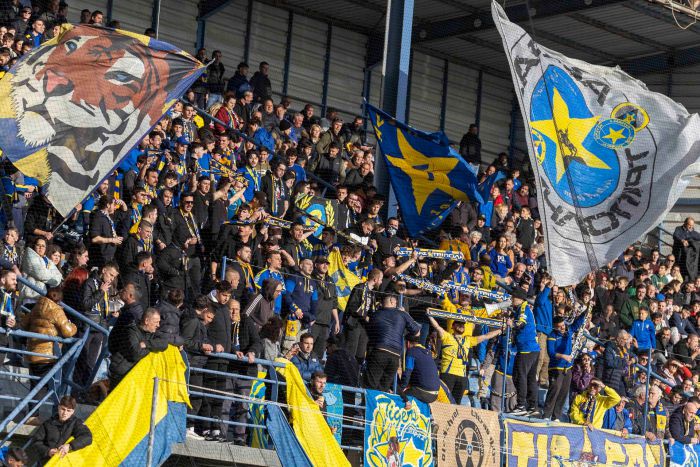 Έ&phi;&tau;&alpha;&sigma;&epsilon; &eta; ώ&rho;&alpha; &nu;&alpha; &alpha;&pi;&omicron;&delta;&epsilon;ί&xi;&omicron;&upsilon;&mu;&epsilon; ό&tau;&iota; &eta; &Tau;&rho;ί&pi;&omicron;&lambda;&eta; &alpha;&xi;ί&zeta;&epsilon;&iota; &omicron;&mu;ά&delta;&alpha; &sigma;&tau;&eta; Super League 1