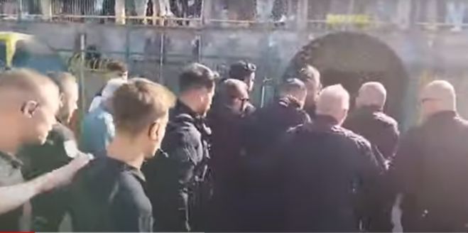 &Chi;&alpha;&mu;ό&sigmaf; &sigma;&tau;&eta;&nu; &Gamma;&rsquo; &Epsilon;&theta;&nu;&iota;&kappa;ή | &Nu;&tau;&omicron;&upsilon; &sigma;&tau;&omicron; &delta;&iota;&alpha;&iota;&tau;&eta;&tau;ή &ndash; Έ&sigma;&tau;&epsilon;&iota;&lambda;&alpha;&nu; &sigma;&tau;&omicron; &nu;&omicron;&sigma;&omicron;&kappa;&omicron;&mu;&epsilon;ί&omicron; &tau;&omicron;&nu; &beta;&omicron;&eta;&theta;ό (vd)