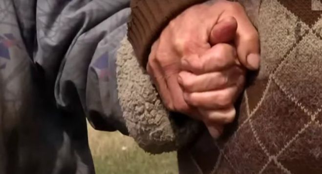 Πάτρα | Σοκ και οργή προκαλεί η άγρια ληστεία σε βάρος ηλικιωμένου ζευγαριού από νεαρό Ρομά (vd)