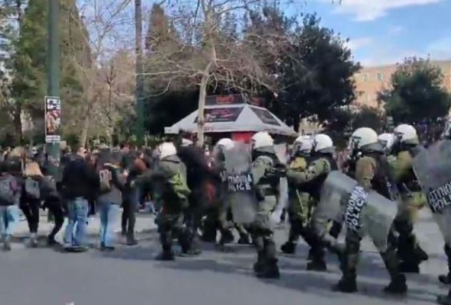 ΜΑΤ κάνουν επίθεση σε διαδηλωτές στο κέντρο της Αθήνας χωρίς την παραμικρή αφορμή (vd)