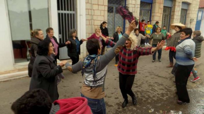 Απόκριες: Με παραδοσιακές τηγανίδες, παστό και χορό γιόρτασαν στα Τρόπαια (εικόνες)