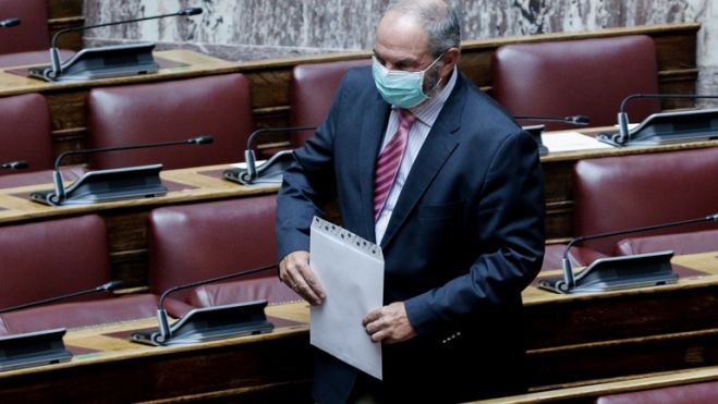 Με γένια, μάσκα και χαμόγελα ο Καραμανλής στη Βουλή! (εικόνες)