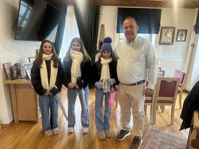 &Tau;&omicron; &phi;&omega;&sigmaf; &tau;&eta;&sigmaf; &pi;&alpha;&rho;ά&delta;&omicron;&sigma;&eta;&sigmaf; &kappa;&alpha;&iota; &tau;&eta;&sigmaf; &epsilon;&lambda;&pi;ί&delta;&alpha;&sigmaf; &pi;&lambda;&eta;&mu;&mu;ύ&rho;&iota;&sigma;&epsilon; &mu;&epsilon; &tau;&alpha; &pi;&rho;&omega;&tau;&omicron;&chi;&rho;&omicron;&nu;&iota;ά&tau;&iota;&kappa;&alpha; &kappa;ά&lambda;&alpha;&nu;&tau;&alpha; &tau;&omicron; &Delta;&eta;&mu;&alpha;&rho;&chi;&epsilon;ί&omicron; &sigma;&tau;&eta; &Delta;&eta;&mu;&eta;&tau;&sigma;ά&nu;&alpha; (&epsilon;&iota;&kappa;ό&nu;&epsilon;&sigmaf;)