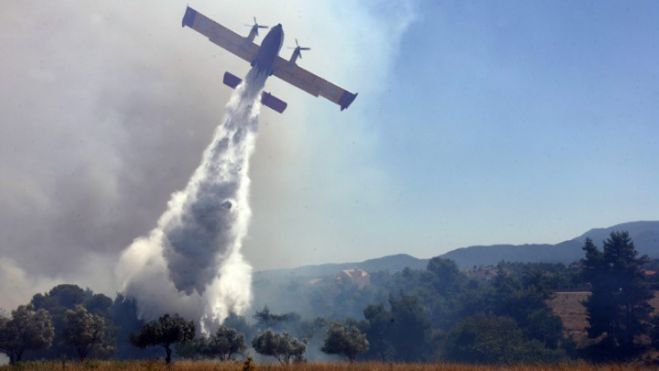 Ισχυρές πυροσβεστικές δυνάμεις προσπαθούν να ελέγξουν τη φωτιά στην Ελαφόνησο