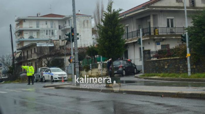 Τροχαίο ατύχημα στα φανάρια της οδού Μουτζουροπούλου (εικόνες)