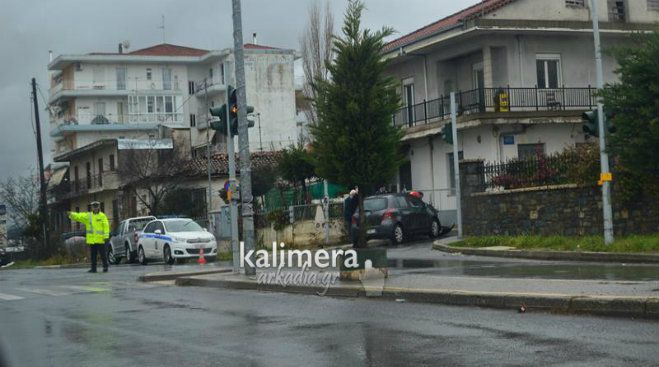 Τροχαίο ατύχημα στα φανάρια της οδού Μουτζουροπούλου (εικόνες)