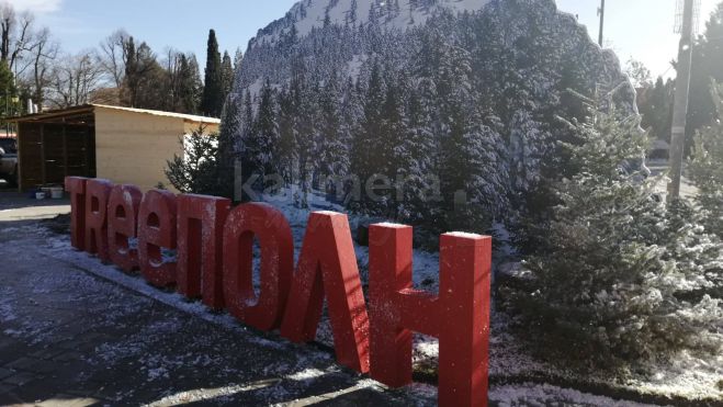&Sigma;&tau;&alpha; ... &lambda;&epsilon;&upsilon;&kappa;ά &tau;&omicron; &Chi;&rho;&iota;&sigma;&tau;&omicron;&upsilon;&gamma;&epsilon;&nu;&nu;&iota;ά&tau;&iota;&kappa;&omicron; &Chi;&omega;&rho;&iota;ό &tau;&eta;&sigmaf; &Tau;&rho;ί&pi;&omicron;&lambda;&eta;&sigmaf; (&epsilon;&iota;&kappa;ό&nu;&epsilon;&sigmaf; - &beta;ί&nu;&tau;&epsilon;&omicron;)