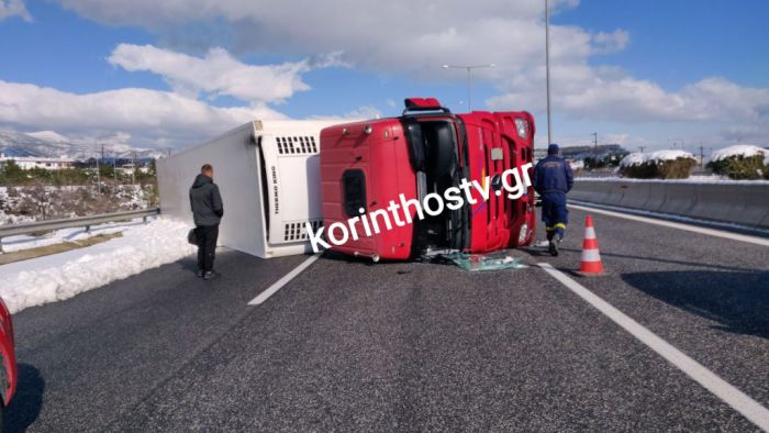 Νταλίκα εξετράπη της πορείας της και ανετράπη στην Αθηνών – Kορίνθου