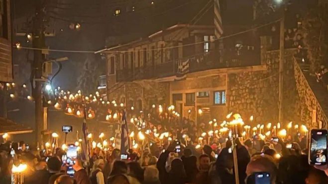 &Eta; &Delta;&eta;&mu;&eta;&tau;&sigma;ά&nu;&alpha; &laquo;&phi;&lambda;έ&gamma;&epsilon;&tau;&alpha;&iota;&raquo; &xi;&alpha;&nu;ά &ndash; &Alpha;&nu;&alpha;&beta;&iota;ώ&nu;&omicron;&upsilon;&nu; &omicron;&iota; &iota;&sigma;&tau;&omicron;&rho;&iota;&kappa;έ&sigmaf; &Lambda;&alpha;&mu;&pi;&alpha;&delta;&eta;&delta;&rho;&omicron;&mu;ί&epsilon;&sigmaf; &tau;&eta;&nu; &pi;&alpha;&rho;&alpha;&mu;&omicron;&nu;ή &tau;&eta;&sigmaf; 25&eta;&sigmaf; &Mu;&alpha;&rho;&tau;ί&omicron;&upsilon; (vd)