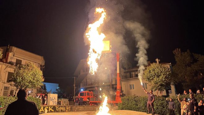 Το εντυπωσιακό έθιμο με το &quot;Κάψιμο του Ιούδα&quot; αναβίωσε στην πλατεία &quot;Προσφύγων Μικράς Ασίας - Γ. Καραγιάννης&quot; (vd)