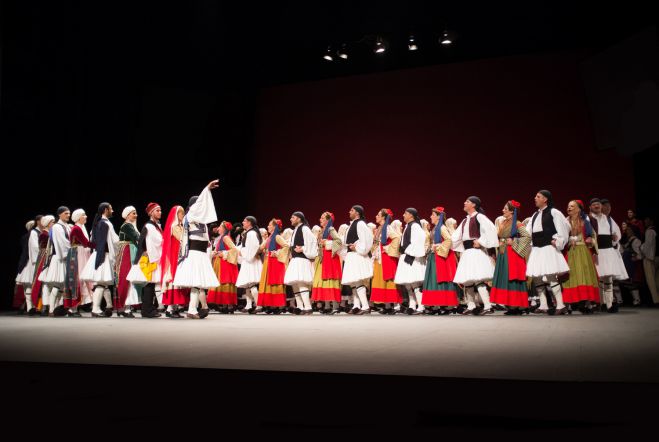 Τελετουργικό με «τσακώνικο» χορό στο αρχαίο θέατρο της Επιδαύρου! (vd)