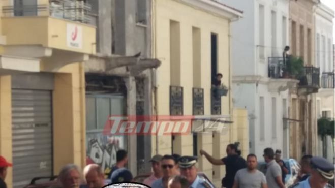 Πάτρα | Παραδόθηκε ο αλλοδαπός που απειλούσε να αυτοπυρποληθεί (vd)