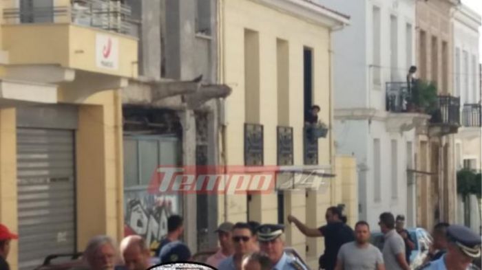 Πάτρα | Παραδόθηκε ο αλλοδαπός που απειλούσε να αυτοπυρποληθεί (vd)